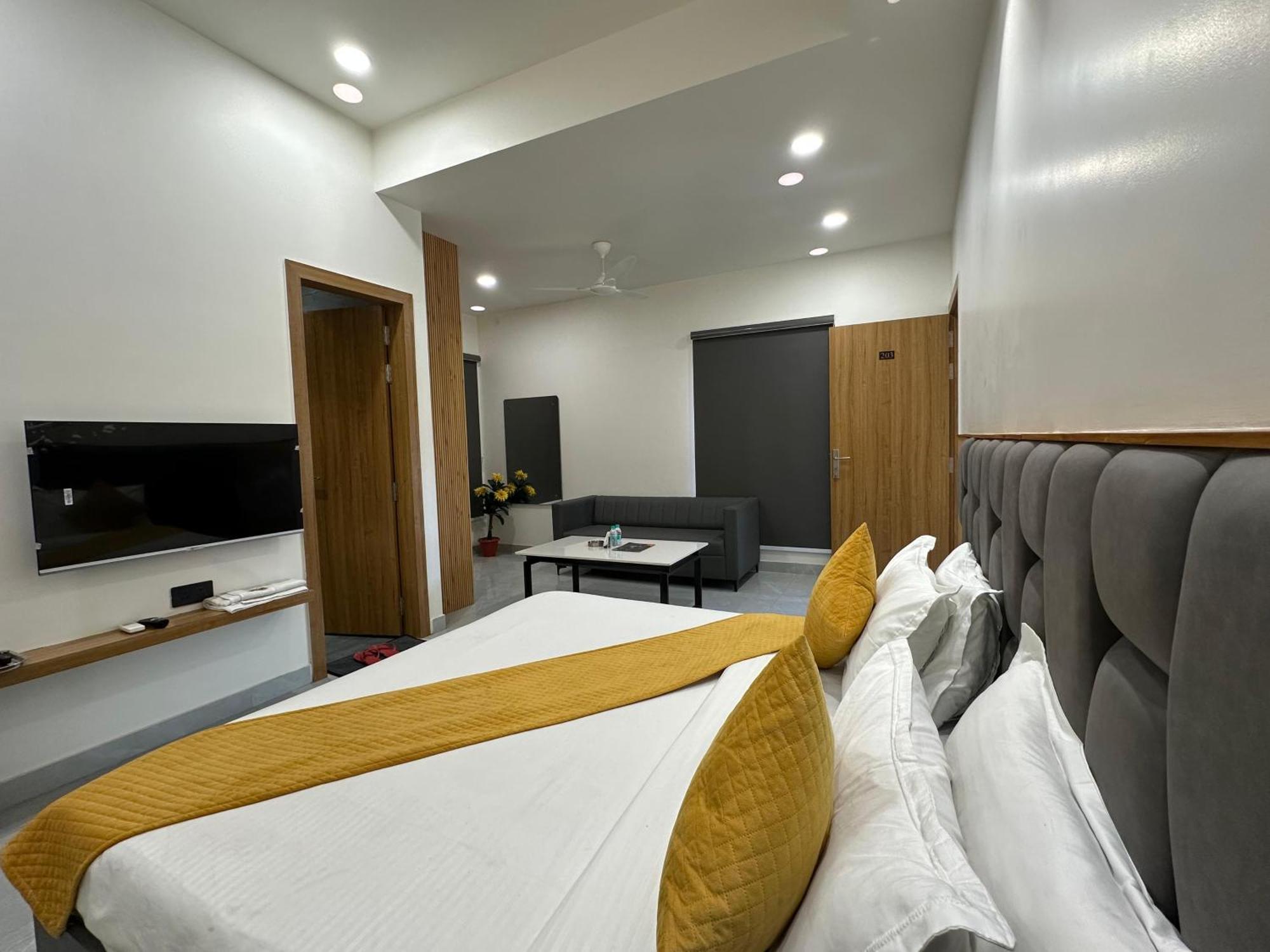 Hotel Sky Way Inn Hisār Extérieur photo