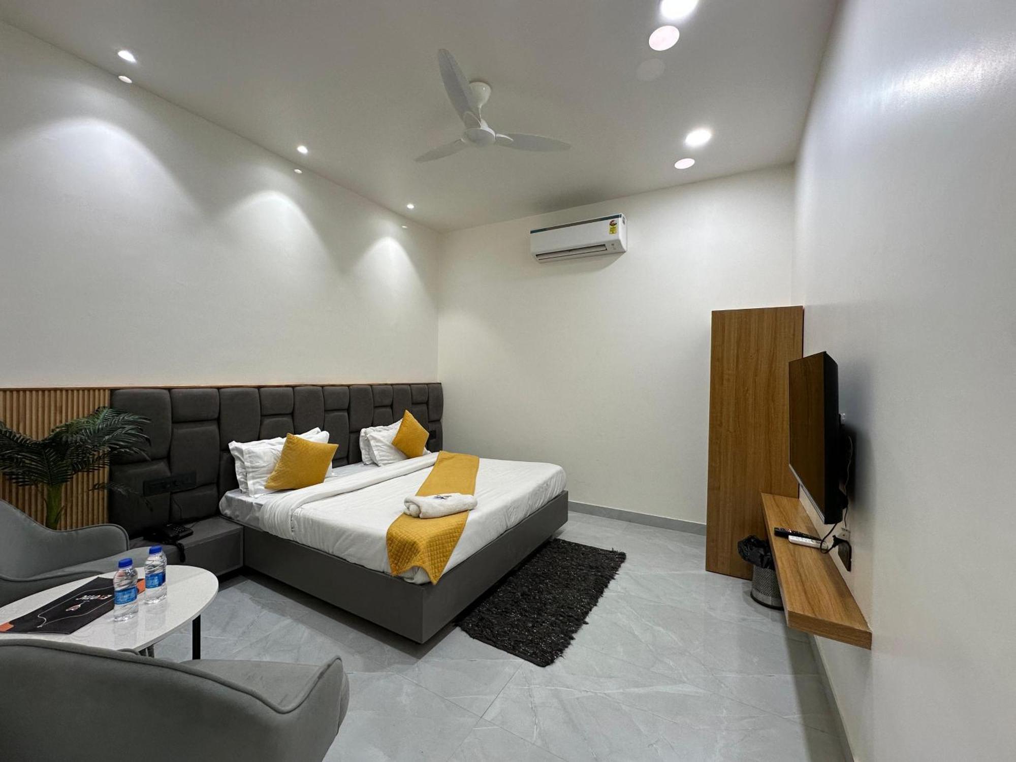 Hotel Sky Way Inn Hisār Extérieur photo
