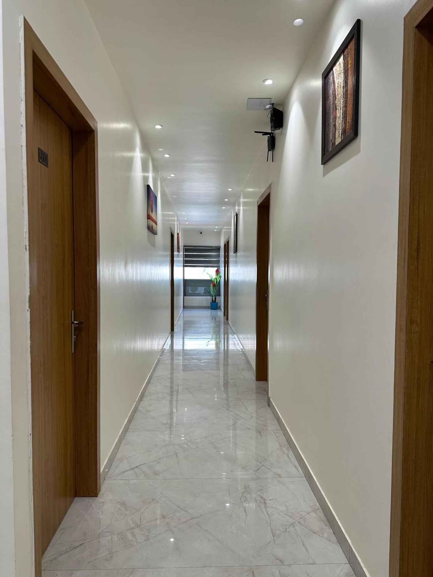 Hotel Sky Way Inn Hisār Extérieur photo