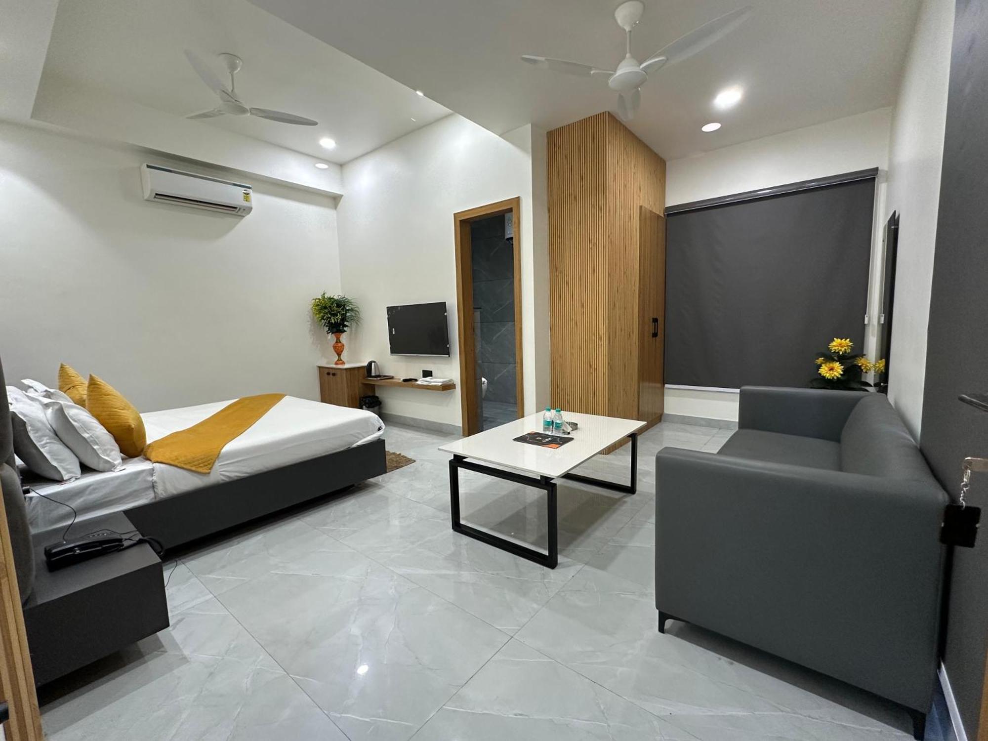 Hotel Sky Way Inn Hisār Extérieur photo